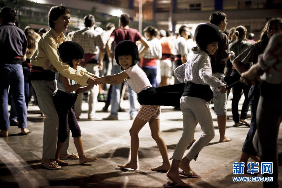 (国际·图片故事)(9)热爱“叠人塔”的哈娜