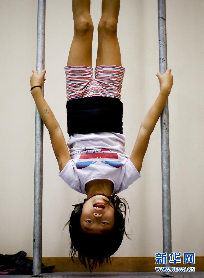 （国际&middot;图片故事）（10）热爱&ldquo;叠人塔&rdquo;的哈娜