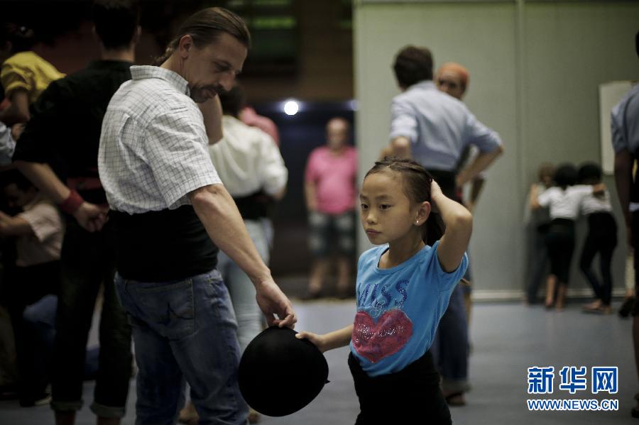 （国际&middot;图片故事）（11）热爱&ldquo;叠人塔&rdquo;的哈娜