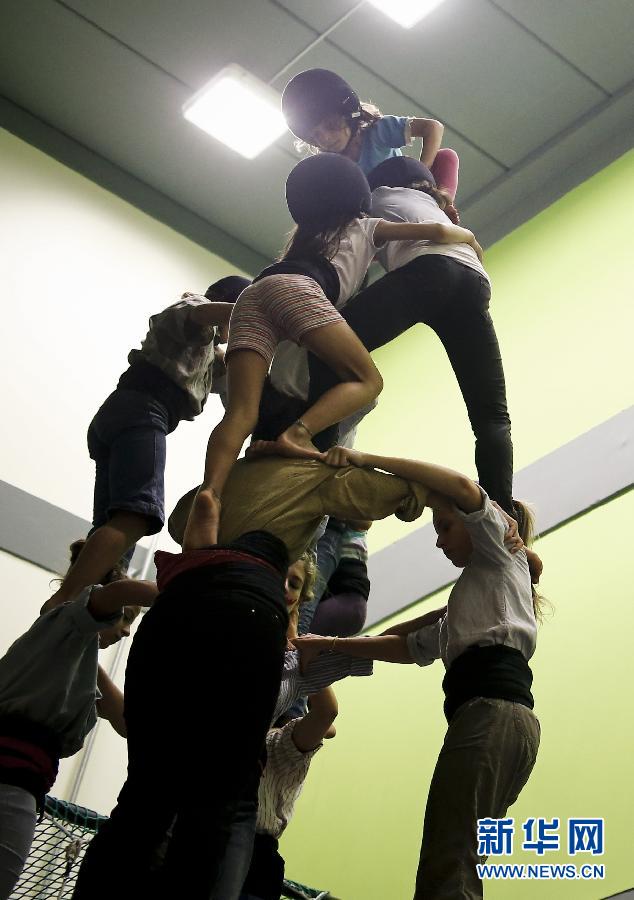 （国际&middot;图片故事）（12）热爱&ldquo;叠人塔&rdquo;的哈娜