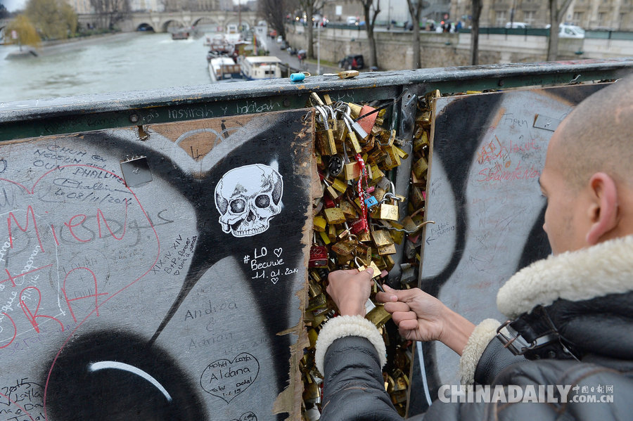 情人节：巴黎爱情锁桥为安全移除部分爱情锁