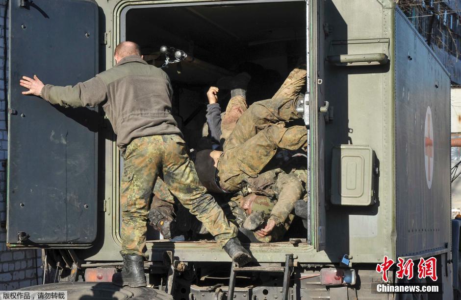 乌克兰政府军与亲俄武装交换遇难士兵遗体