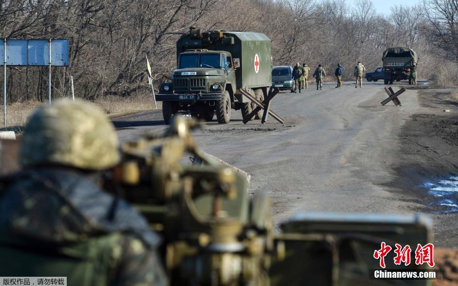 乌克兰政府军与亲俄武装交换遇难士兵遗体