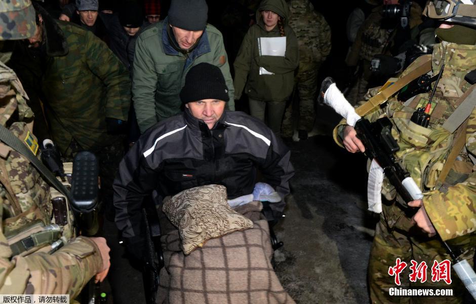 乌克兰政府军与亲俄武装交换遇难士兵遗体