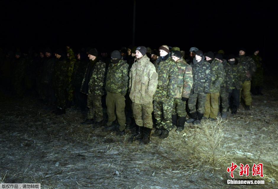 乌克兰政府军与亲俄武装交换遇难士兵遗体