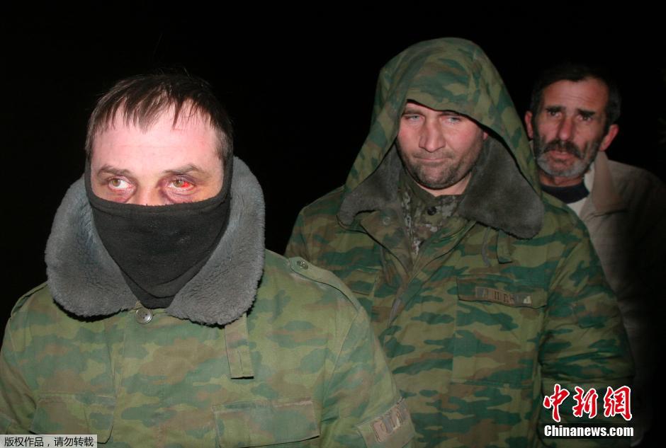 乌克兰政府军与亲俄武装交换遇难士兵遗体