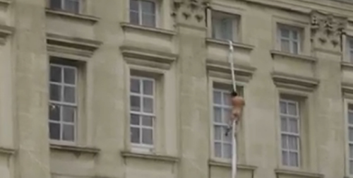网友拍摄裸男用床单从英国白金汉宫窗内爬出（图）