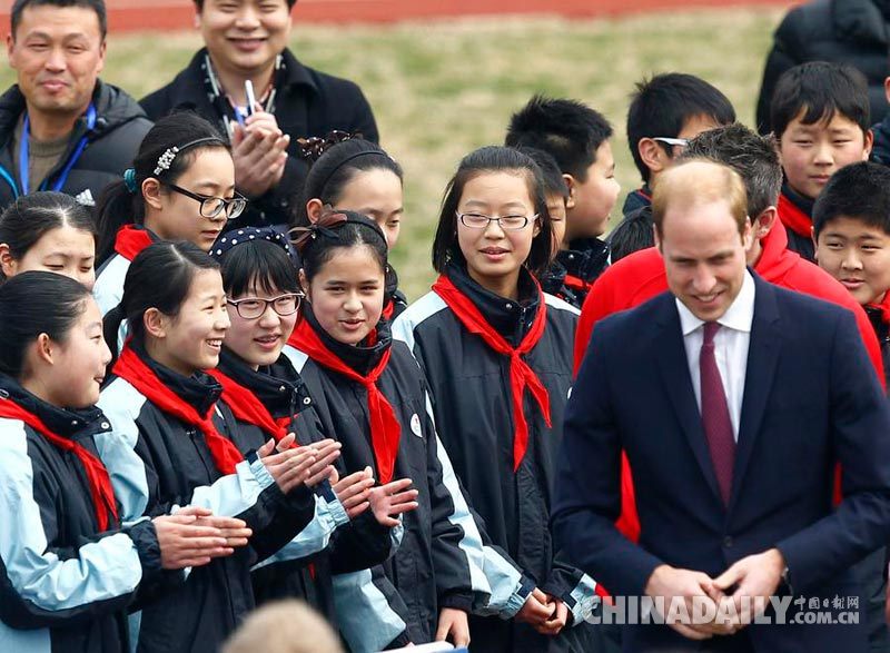 威廉王子访问上海南洋中学 亲自示范踢球与小球员击掌