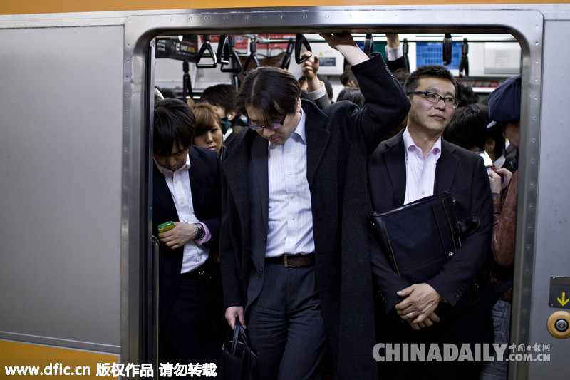 摄影师镜头下的日本职员：行走的坟墓