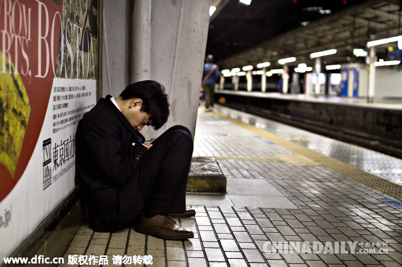 摄影师镜头下的日本职员：行走的坟墓