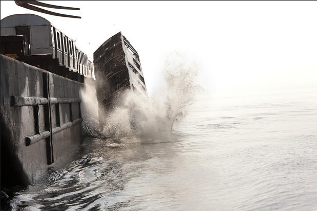 美纽约废弃地铁最终归宿：海葬大西洋变身人工礁