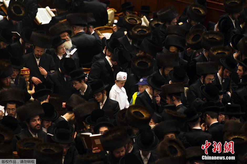 伦敦犹太人穿奇装异服街头庆祝&ldquo;普林节&rdquo;