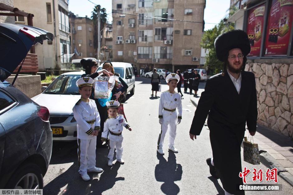 伦敦犹太人穿奇装异服街头庆祝&ldquo;普林节&rdquo;