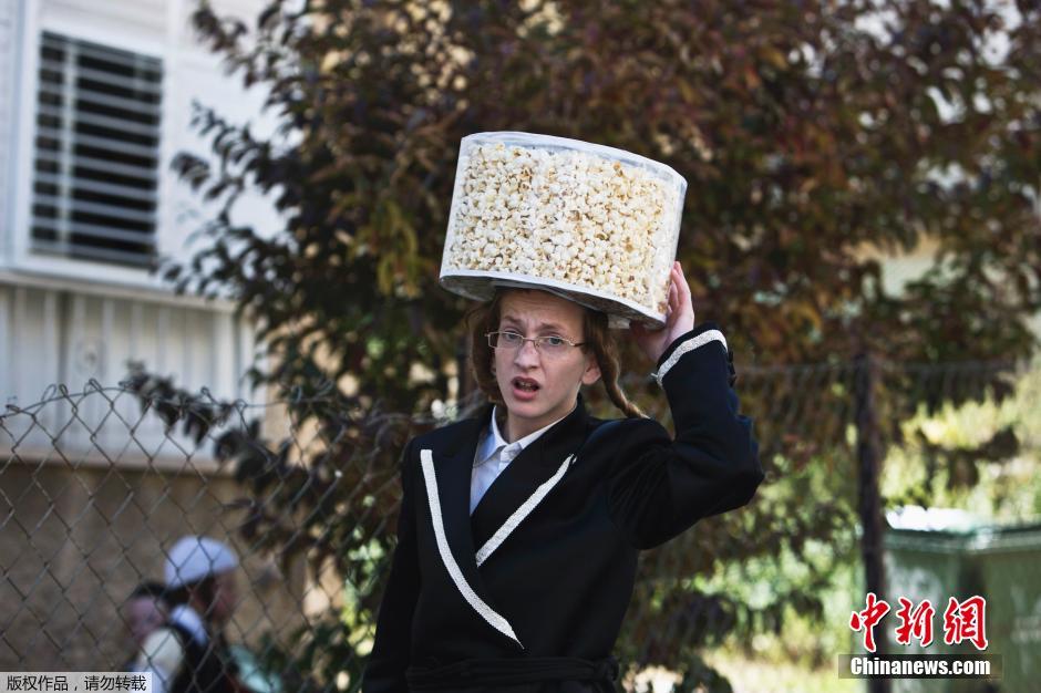 伦敦犹太人穿奇装异服街头庆祝&ldquo;普林节&rdquo;