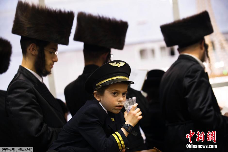 伦敦犹太人穿奇装异服街头庆祝&ldquo;普林节&rdquo;
