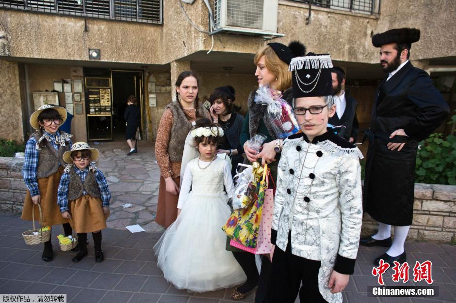 伦敦犹太人穿奇装异服街头庆祝&ldquo;普林节&rdquo;