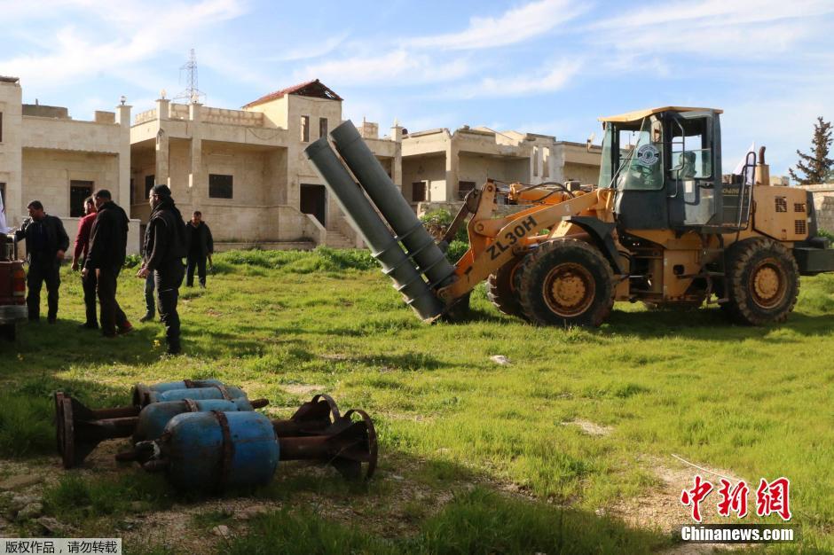 叙利亚民间兵工厂自制大炮 炮筒安在挖掘机上