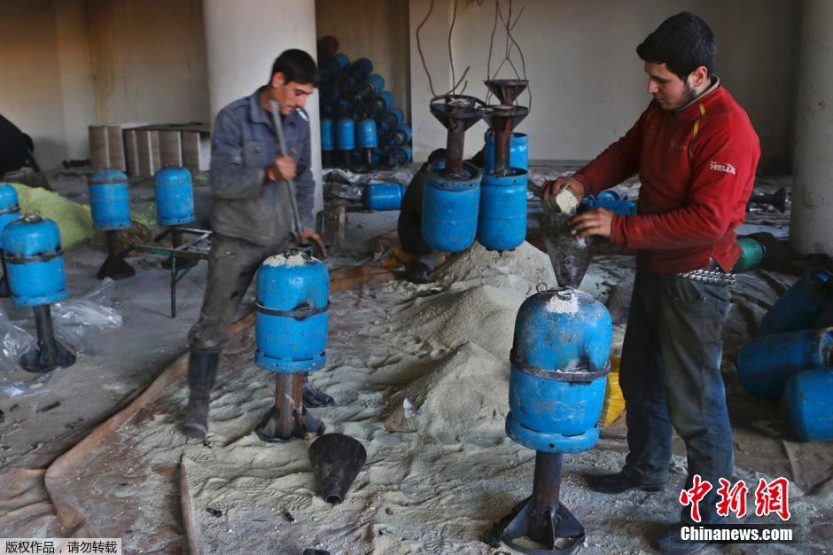 叙利亚民间兵工厂自制大炮 炮筒安在挖掘机上