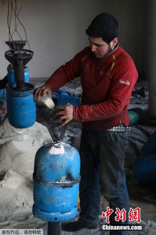 叙利亚民间兵工厂自制大炮 炮筒安在挖掘机上