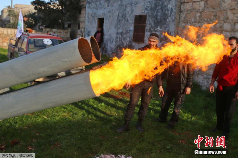 叙利亚民间兵工厂自制大炮 炮筒安在挖掘机上