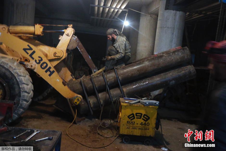 叙利亚民间兵工厂自制大炮 炮筒安在挖掘机上