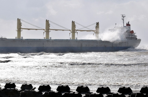 一巴拿马籍货船在日本海域搁浅载有20名中国人