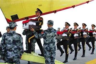 昨日，在韩国仁川国际机场，中方礼兵将中国人民志愿军烈士遗骸护送上飞机。新华社记者 彭茜 摄