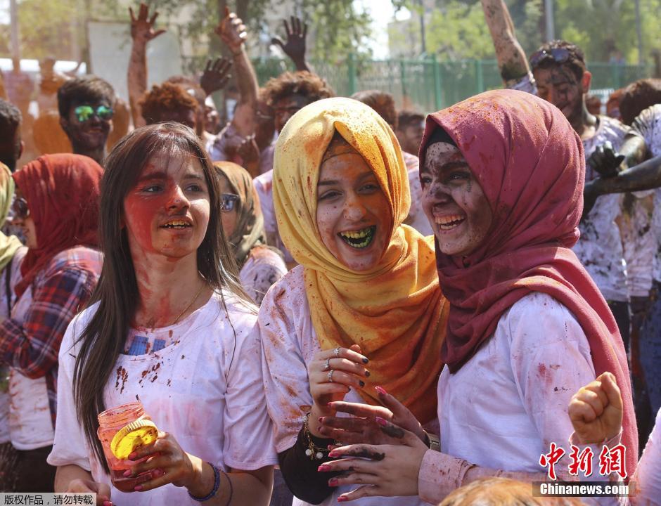 伊拉克民众庆祝波斯新年 迎接春天到来