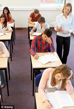 英国监考教师各出奇招 带头作弊