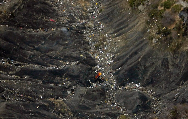 德国之翼坠毁客机黑匣子已找到 事故现场尸横遍野