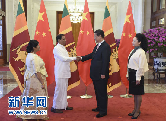 这是习近平和夫人彭丽媛迎接西里塞纳夫妇。新华社记者李学仁摄 这是习近平和夫人彭丽媛迎接西里塞纳夫妇。新华社记者李学仁摄