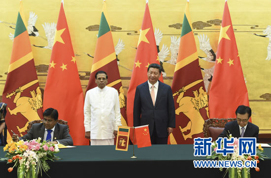 3月26日,国家主席习近平在北京人民大会堂同斯里兰卡总统西里塞纳举行会谈。会谈后,习近平和西里塞纳共同见证基础设施建设、卫生等领域合作文件的签署。新华社记者李学仁摄 3月26日,国家主席习近平在北京人民大会堂同斯里兰卡总统西里塞纳举行会谈。会谈后,习近平和西里塞纳共同见证基础设施建设、卫生等领域合作文件的签署。新华社记者李学仁摄