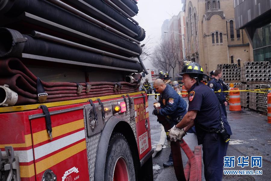 （国际）（1）纽约一建筑发生爆炸并引起火灾致多人受伤 