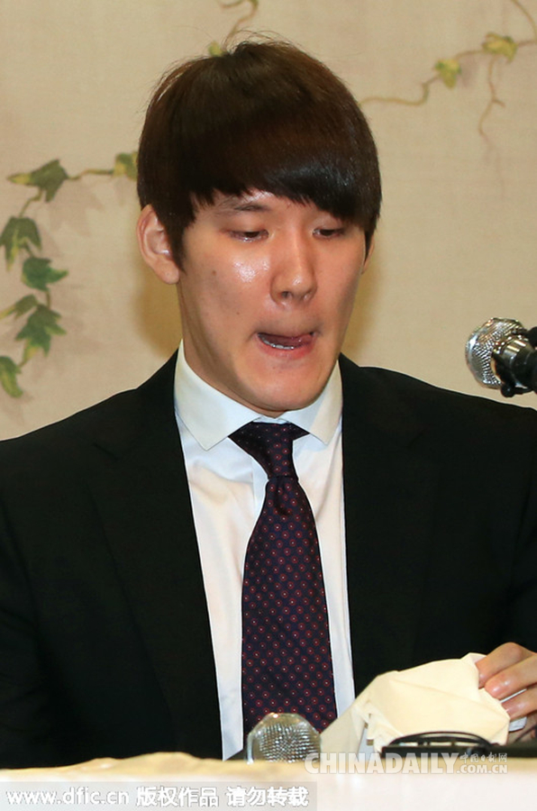 朴泰桓涉禁药后首次出席记者发布会 韩国偶像潸然泪下