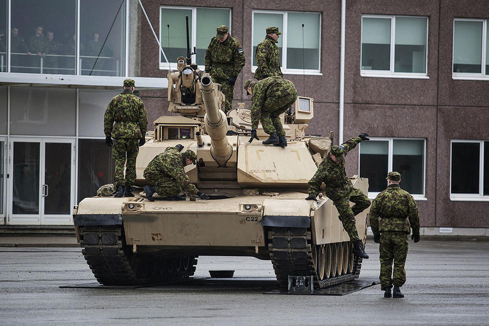 美军在俄罗斯邻国部署M1A2坦克