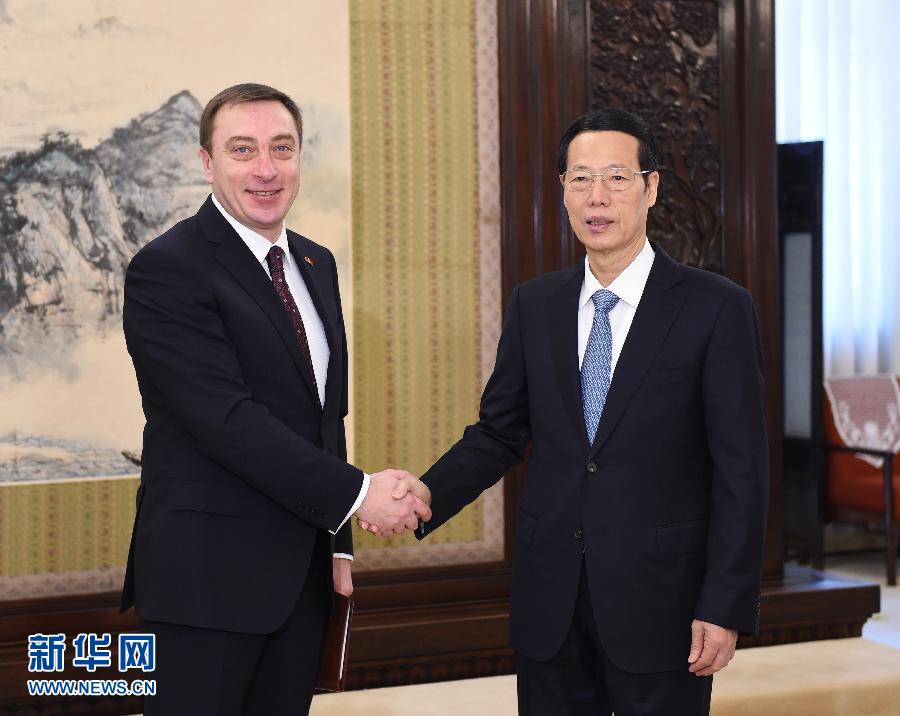 4月13日,中共中央政治局常委、国务院副总理张高丽在北京中南海紫光阁会见白俄罗斯总统办公厅副主任、中白政府间合作委员会白方主席斯诺普科夫。新华社记者谢环驰摄 4月13日,中共中央政治局常委、国务院副总理张高丽在北京中南海紫光阁会见白俄罗斯总统办公厅副主任、中白政府间合作委员会白方主席斯诺普科夫。新华社记者谢环驰摄