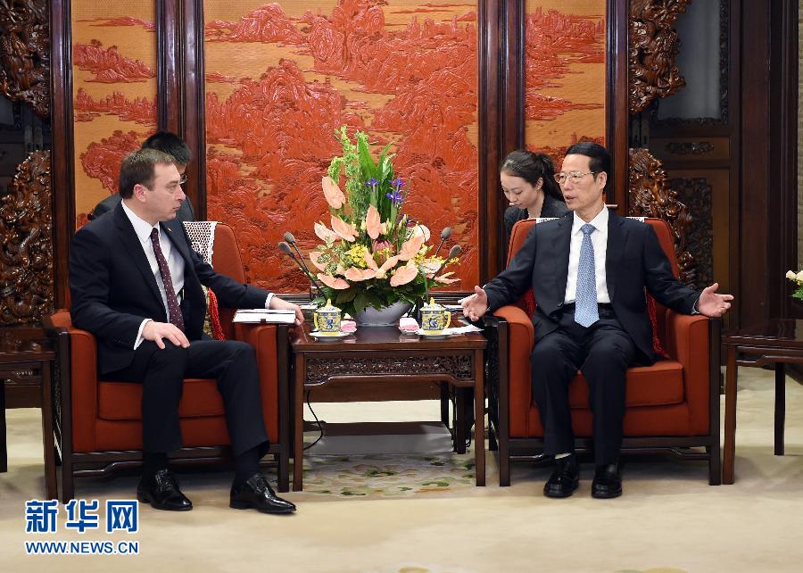 4月13日,中共中央政治局常委、国务院副总理张高丽在北京中南海紫光阁会见白俄罗斯总统办公厅副主任、中白政府间合作委员会白方主席斯诺普科夫。新华社记者谢环驰摄 4月13日,中共中央政治局常委、国务院副总理张高丽在北京中南海紫光阁会见白俄罗斯总统办公厅副主任、中白政府间合作委员会白方主席斯诺普科夫。新华社记者谢环驰摄