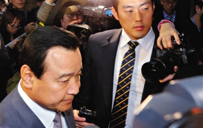 14日，韩国国务总理李完九出席国务会议。李完九就自己卷入腐败案表示道歉，但拒绝辞职。