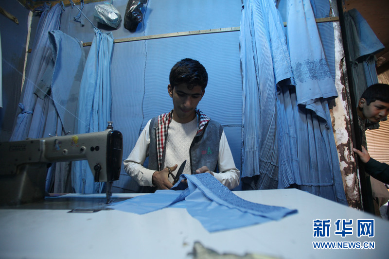 阿富汗赫拉特的女性服装店(组图)
