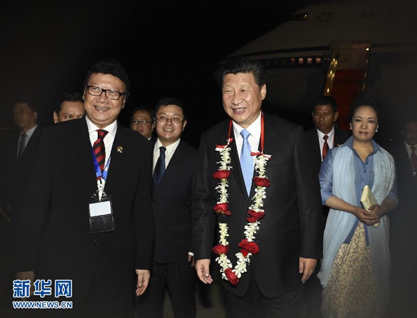 4月21日,国家主席习近平抵达印度尼西亚首都雅加达,应印度尼西亚共和国总统佐科邀请出席亚非领导人会议和万隆会议60周年纪念活动。印度尼西亚内政部长库莫罗和财政部长班邦代表印尼政府到机场迎接习近平主席和夫人彭丽媛。新华社记者 李学仁 摄 4月21日,国家主席习近平抵达印度尼西亚首都雅加达,应印度尼西亚共和国总统佐科邀请出席亚非领导人会议和万隆会议60周年纪念活动。印度尼西亚内政部长库莫罗和财政部长班邦代表印尼政府到机场迎接习近平主席和夫人彭丽媛。新华社记者 李学仁 摄
