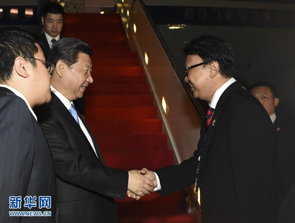 4月21日,国家主席习近平抵达印度尼西亚首都雅加达,应印度尼西亚共和国总统佐科邀请出席亚非领导人会议和万隆会议60周年纪念活动。印度尼西亚内政部长库莫罗和财政部长班邦代表印尼政府到机场迎接习近平主席一行。新华社记者 李学仁 摄 4月21日,国家主席习近平抵达印度尼西亚首都雅加达,应印度尼西亚共和国总统佐科邀请出席亚非领导人会议和万隆会议60周年纪念活动。印度尼西亚内政部长库莫罗和财政部长班邦代表印尼政府到机场迎接习近平主席一行。新华社记者 李学仁 摄