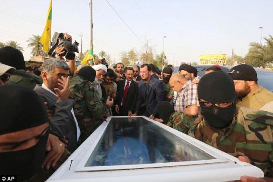 萨达姆前亲信尸体被装进玻璃棺游街。