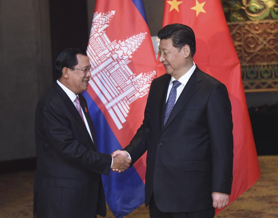 4月23日，國家主席習近平在雅加達會見柬埔寨首相洪森。新華社記者張鐸攝 