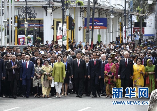 4月24日，国家主席习近平在印度尼西亚万隆出席万隆会议60周年纪念活动。这是习近平主席和夫人彭丽媛同亚非国家的领导人一起参加缅怀先贤的“历史性步行”。新华社记者李学仁摄