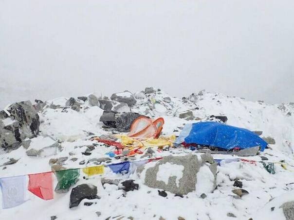 尼泊尔强烈地震引发珠穆朗玛峰雪崩 登山者被困