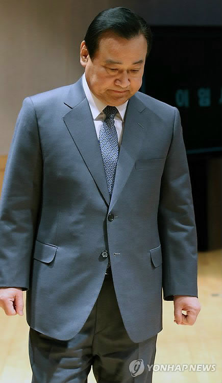 李完九在卸任式上向民众道歉（（图片来源：韩联社）