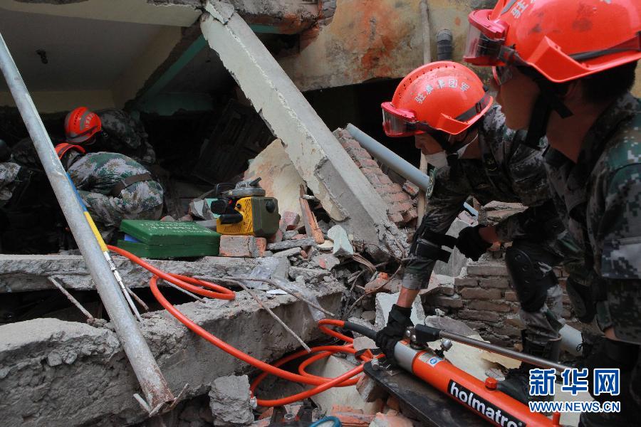 （国际&middot;尼泊尔地震）（2）第14集团军某工兵团地震救援队在尼泊尔地震灾区展开搜救
