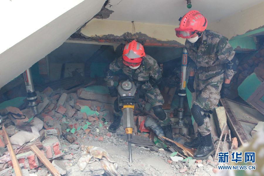 （国际&middot;尼泊尔地震）（3）第14集团军某工兵团地震救援队在尼泊尔地震灾区展开搜救