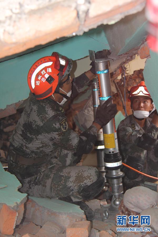 （国际&middot;尼泊尔地震）（4）第14集团军某工兵团地震救援队在尼泊尔地震灾区展开搜救