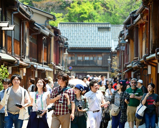 日本黄金周揭幕金泽老街迎来观光人潮（图）